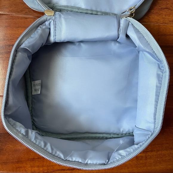 🧖🏻‍♀️ 4/$25 🆕 Baby Blue Cosmetic Bag w/Handle - Picture 4 of 6